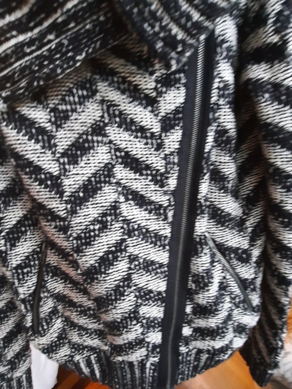 Forever 21 Black & White Chevron Knit Moto-Style Jacket - Picture 3 of 8
